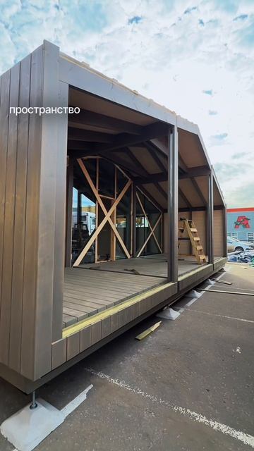 Иногда, чтобы изменить жизнь, не нужно уезжать далеко, достаточно переехать из квартиры в дом