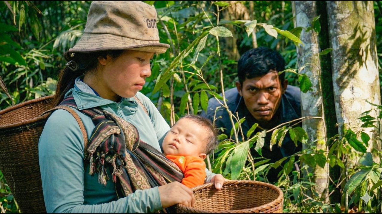 Она рискует жизнью, ловя диких пчел... Но кто-то наблюдает за ней из леса.