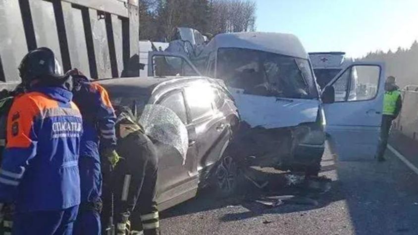 Число пострадавших в массовом ДТП в Ленобласти возросло до 13 человек