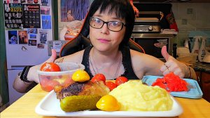 Мукбанг | Жареная курочка с пюре и соленья | Обжор Асмр