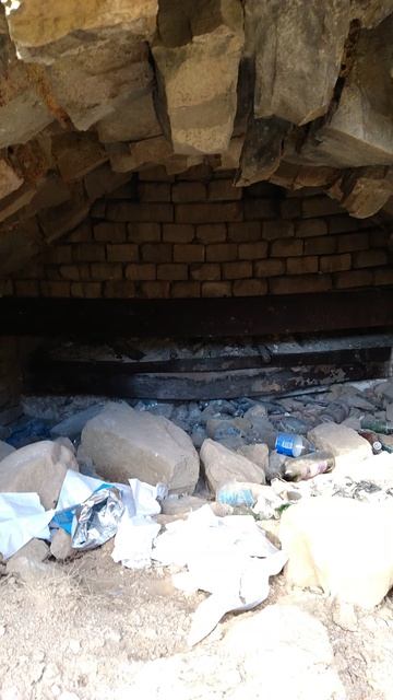 Интересный ходок с каменным сводом уходит в глубь горы Алчак-Кая, жалко, что забутовали.