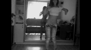 Девушка красиво танцует