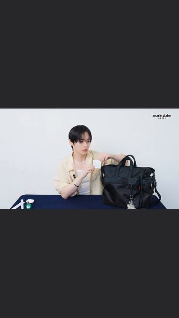 Ли Но читает витамины, которые он принимает