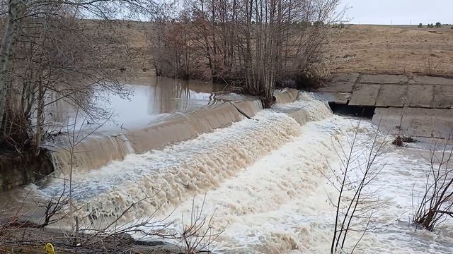 Река Мочкаушка деревня Торхлово 
рукотворный 80-х годов 20го века водопад