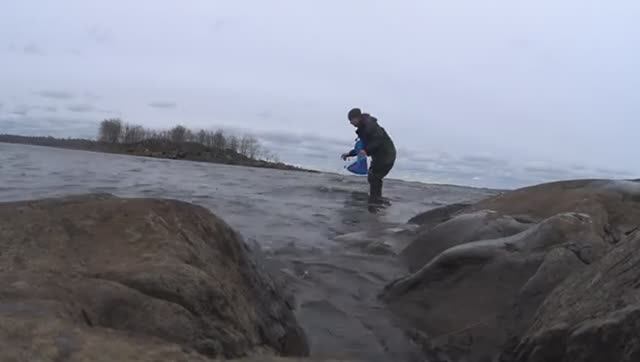 ПЕРЕХВАТИЛ РЫБУ ПРЯМО НА СКАЛЕ! ВЫЛОВИЛ СИГА И КАМБАЛЫ!