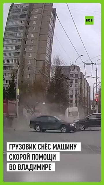 Врачей выбросило из машины после столкновения с грузовиком