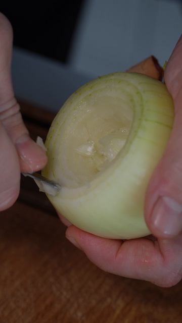 Фаршированный лук с морепродуктами - пикантно!