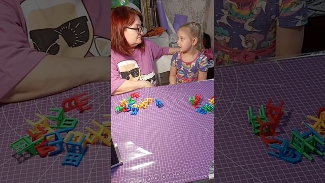 Играю с внучкой в стульчики