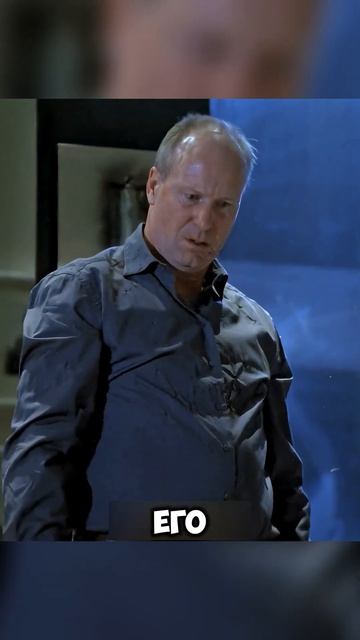 🍿 Мужчина сражаеться с игрушечными солдатиками...