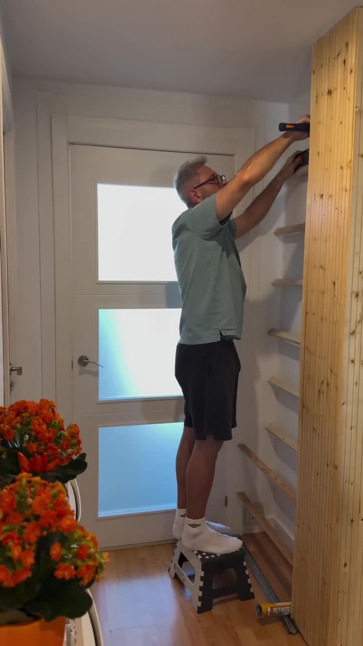 Как уместить много обуви в небольшой нише