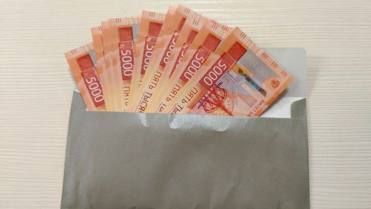 Покрывал нарушения мигрантов - в Нижневартовске полицейского осудили за получение взятки