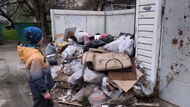 Огромная куча мусора.