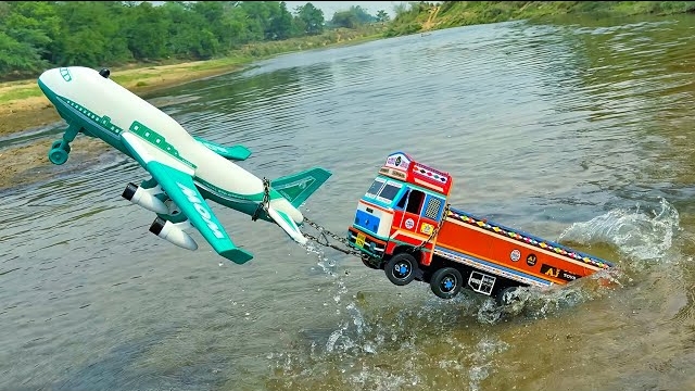 Новый грузовик Tata попал в аварию на реке, вытаскивая самолет | Мультяшное видео | Мультфильм