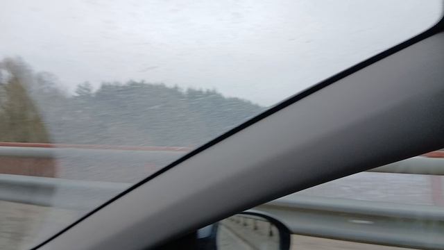 Как сильно поднялся уровень реки Клязьма рядом с мостом во время половодия