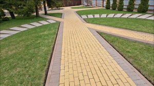 Подрезка краёв и скарификация газонов.