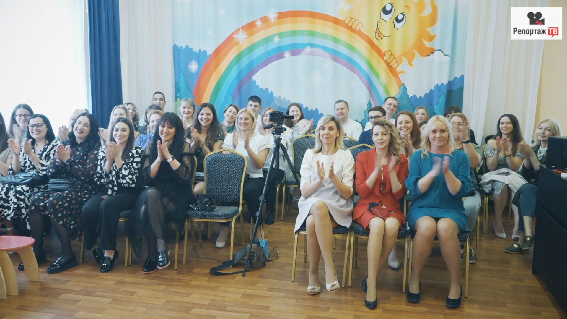 Выход выпускников - родители и бабушки отбили ладошки - видео на выпускной