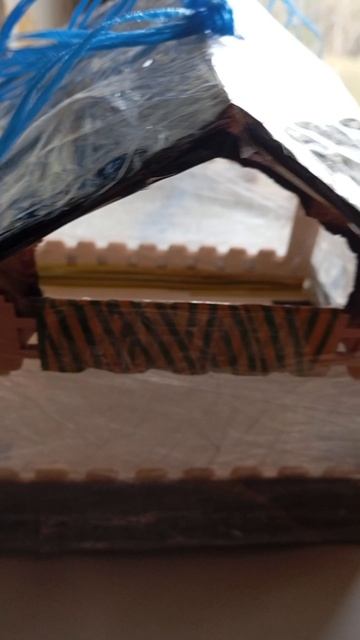 Привела в порядок снятую зимнюю  кормушку для воробьев, которую навешу для синиц и белок (20.04.26.)