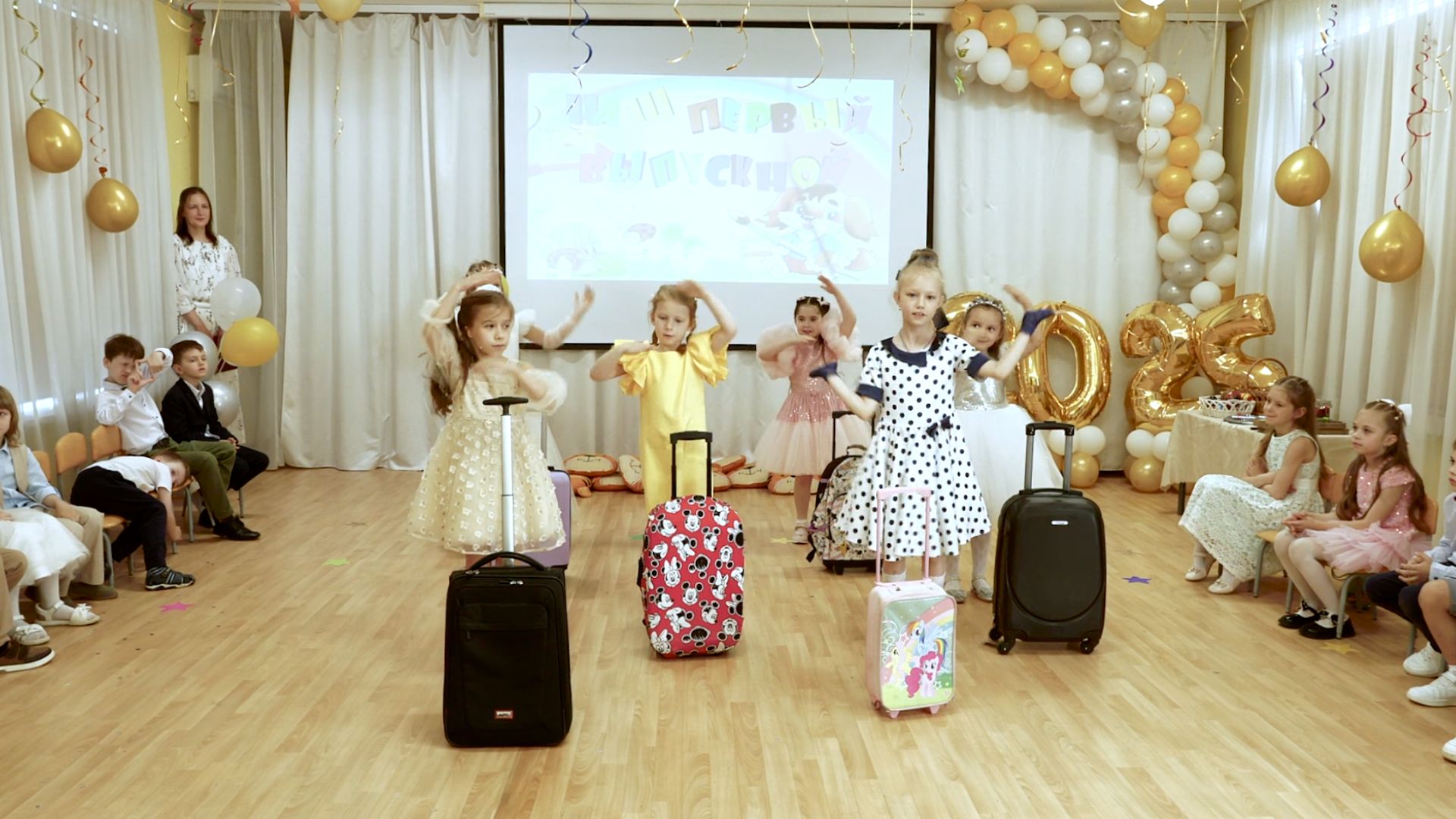 Классный танец девочек с чемоданами, современные песни и другие удивительные сценки на выпускном