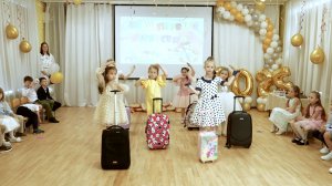 Классный танец девочек с чемоданами, современные песни и другие удивительные сценки на выпускном