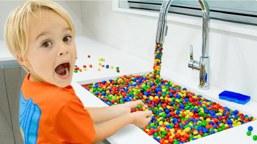 Крис играет с волшебным краном и игрушками.