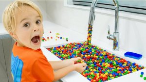 Крис играет с волшебным краном и игрушками.