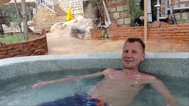 После грязевой ванны-в бассейн с минералкой!