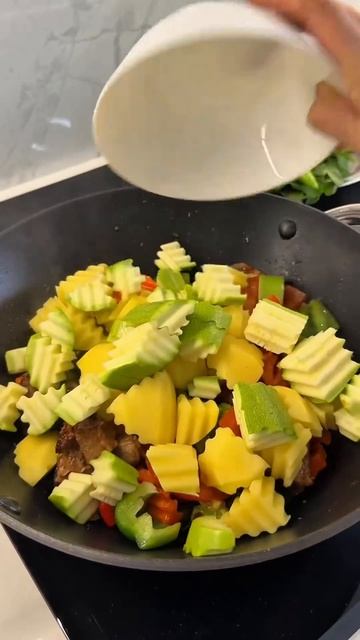 Вкусный рецепт на выходные: Тушеная говядина с овощами🥗