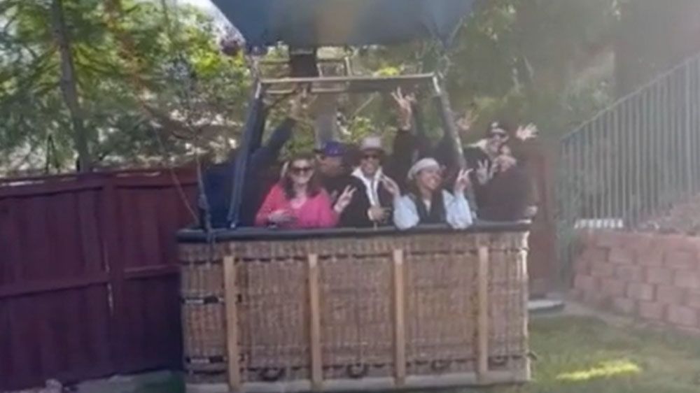 Воздушный шар с пассажирами совершил аварийную посадку во дворе частного дома в Калифорнии