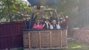 Воздушный шар с пассажирами совершил аварийную посадку во дворе частного дома в Калифорнии