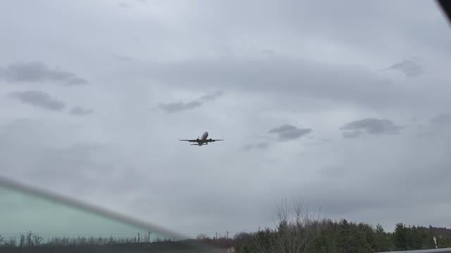 Над нами летит Самолет!