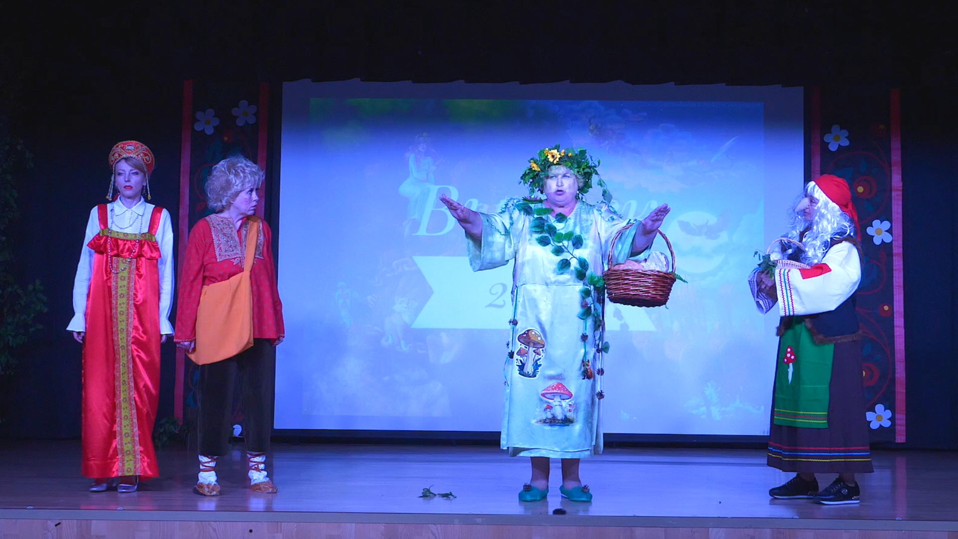 Учителя устроили сказочное представление на вручение дипломов, кто в чьей роли - догадаетесь?
