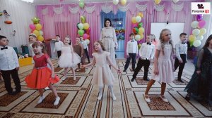 Вот это настоящая любовь детей к своей воспитательнице - чуть не разорвали платье на кусочки