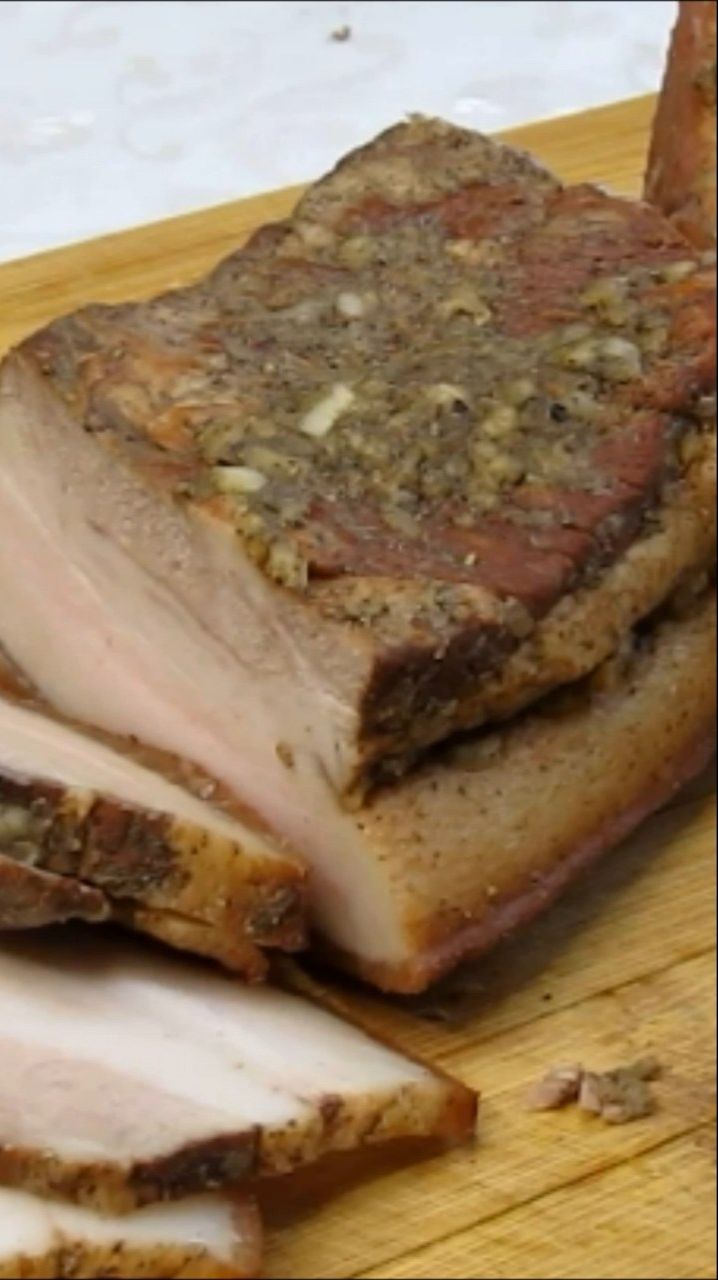 Грудинка, именно кусочек её, тонкий, почти прозрачный. Чтобы с ржаным хлебом и огурчиком. Чудо!