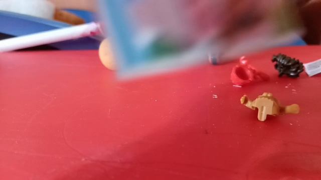 я распаковываю 2 киндера и огромный чупасупс