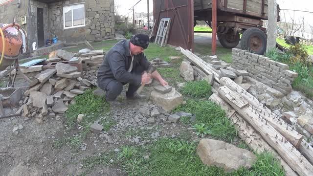 В ДЕРЕВНЕ НУЖНО БЫТЬ И КАМЕНОЛОМОМ! ГОТОВЛЮ КАМЕНЬ ДЛЯ ЗАБОРА! ПОСАДИЛИ ЛУК! ОПЯТЬ ПРИШЛИ ХОЛОДА!!