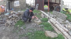 В ДЕРЕВНЕ НУЖНО БЫТЬ И КАМЕНОЛОМОМ! ГОТОВЛЮ КАМЕНЬ ДЛЯ ЗАБОРА! ПОСАДИЛИ ЛУК! ОПЯТЬ ПРИШЛИ ХОЛОДА!!