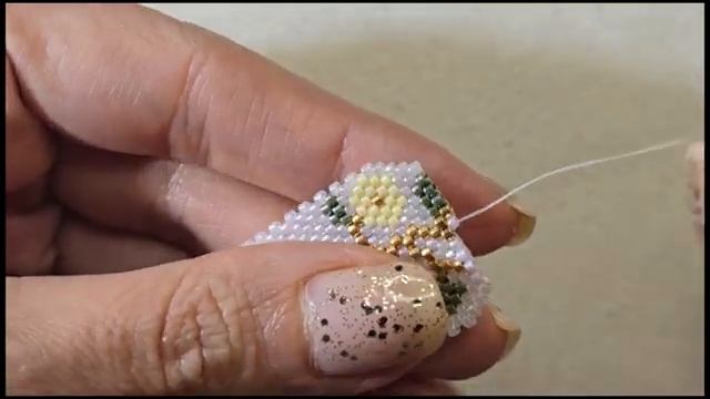 Пейот, кирпичная кладка и вышивка, серьги от Laura Rubinic.