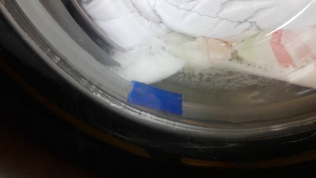 Разорвалась резиновая манжета люка у стиральной машины, решение скотчем помогло.