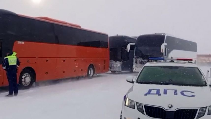 Метель в Забайкалье заблокировала десятки машин на трассе, людей эвакуируют