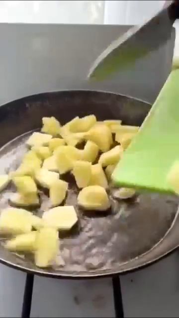 Как пожарить картошку так, чтобы она не прилипала 🥔