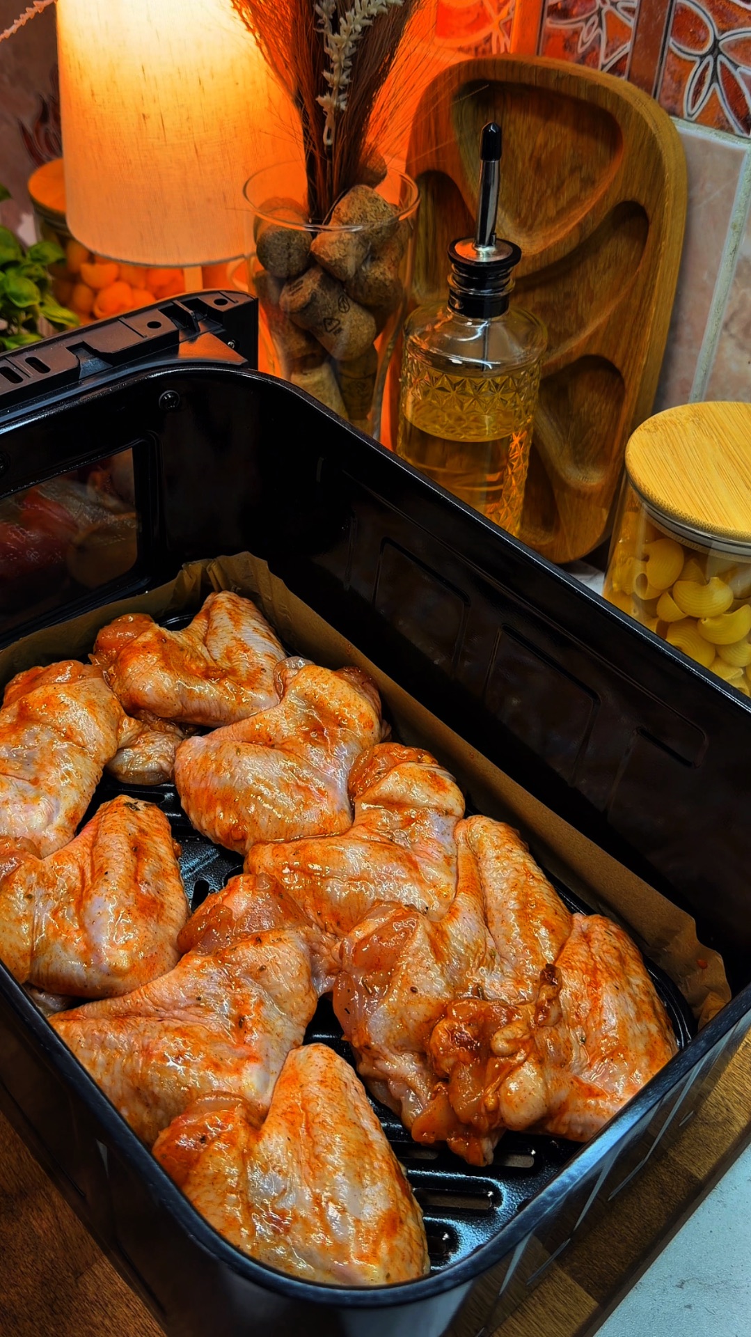 Куриные крылышки и картофель по деревенски.