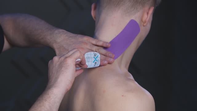 Тейпирование мышцы, поднимающей лопатку: Избавляемся от боли в шее и плечах с KineXib