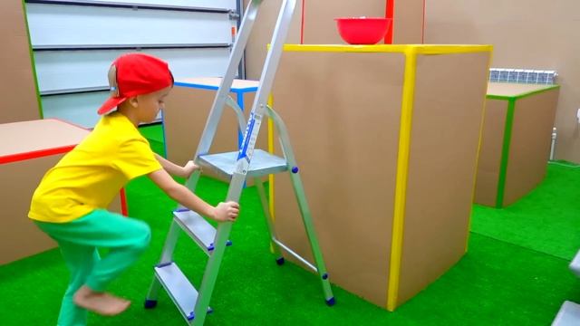 Марк шутит и играет в Приключение для детей - Прятки в Картонных Коробках