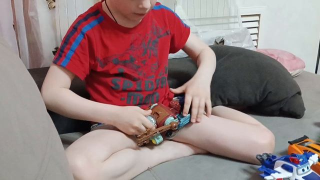 Артём трансформирует роботы