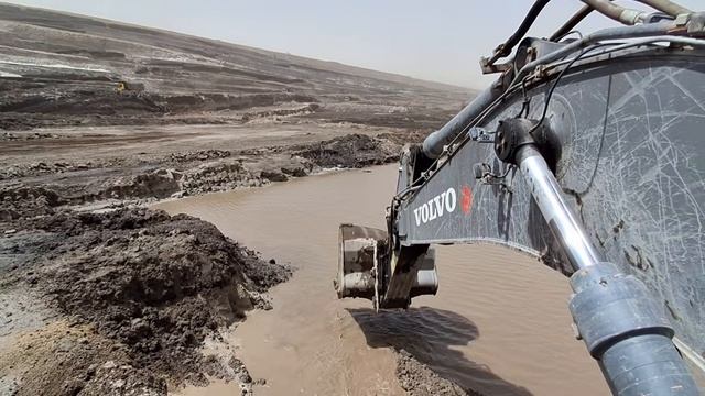 Video Wet Soil Loading From Water Volvo Excavator Machine 480 And Volvo Dumper