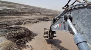 Video Wet Soil Loading from Water Volvo excavator machine 480 and Volvo dumper