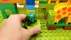 Залипательное видео с лягушкой для детей. Играем,с горкой, шариками. #дети #видеодлядетей