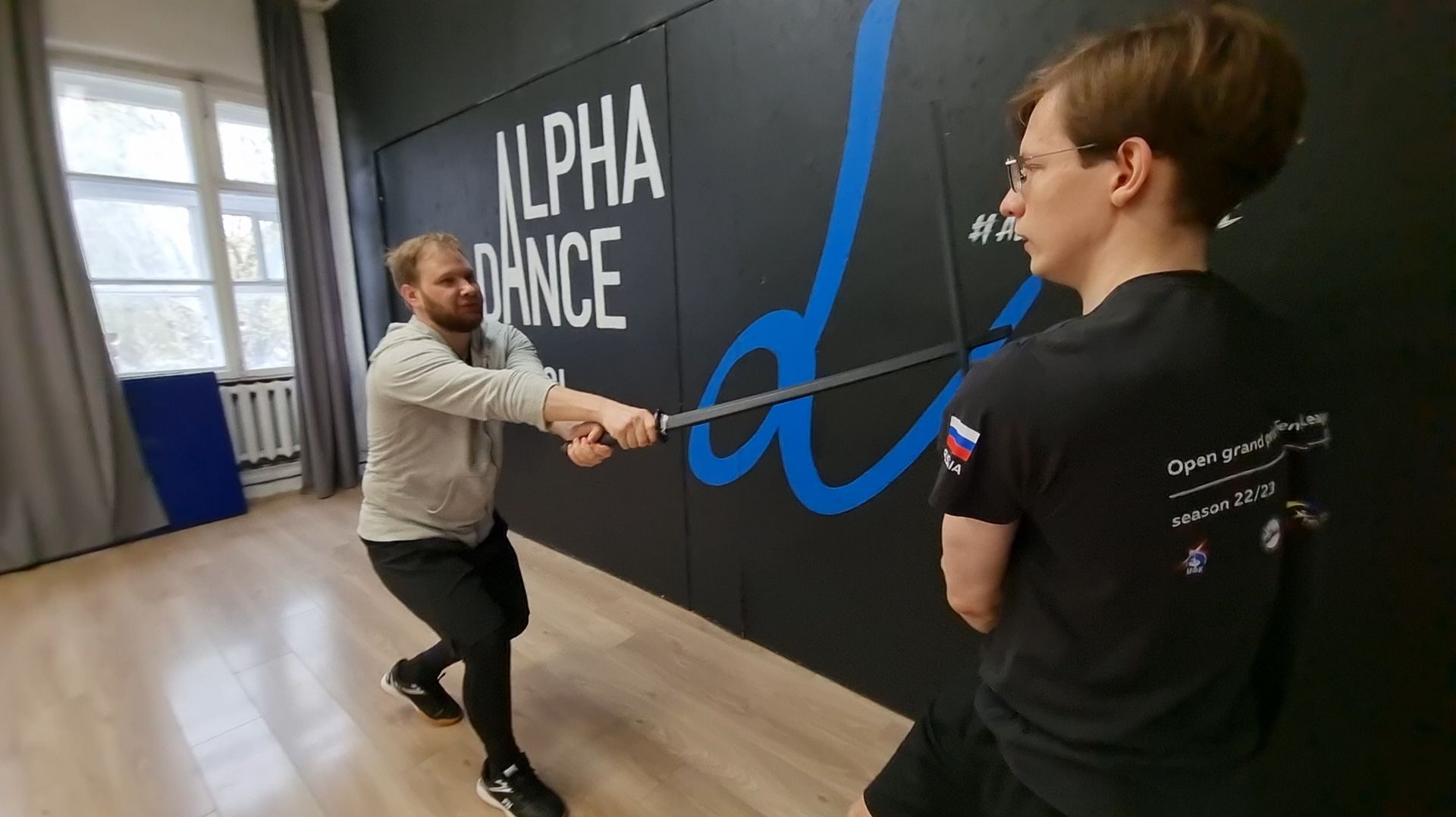 Удары мэн до аши сунэ на длинном японском мече катана в школе кендзюцу Katana Club в апреле