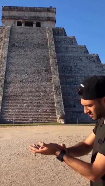 Впечатляющий акустический эффект.  Когда хлопаешь перед склоном, звук поднимается вверх