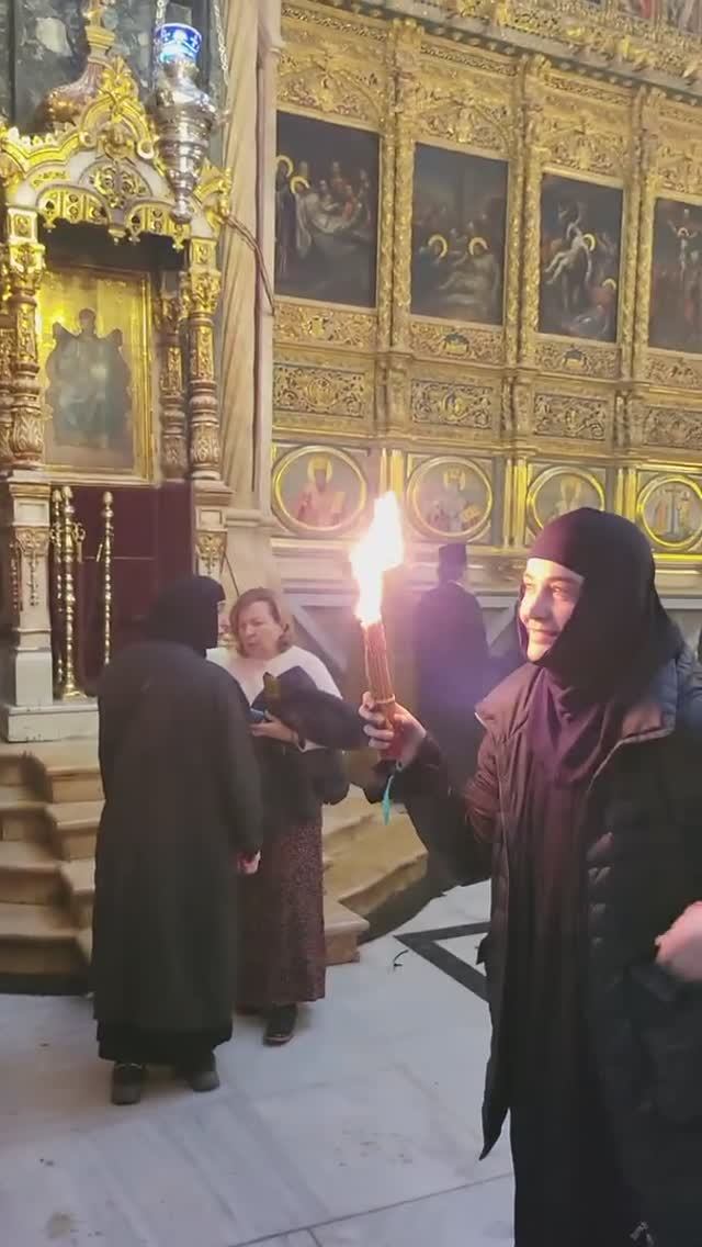 После Схождения Благодатного Огня верующих и мужчин, и женщин впустили в алтарь Храма Гроба Господня